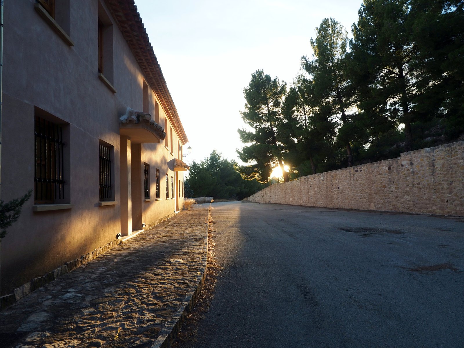Acceso y zona de aparcamiento apartamentos del Monasterio el Olivar