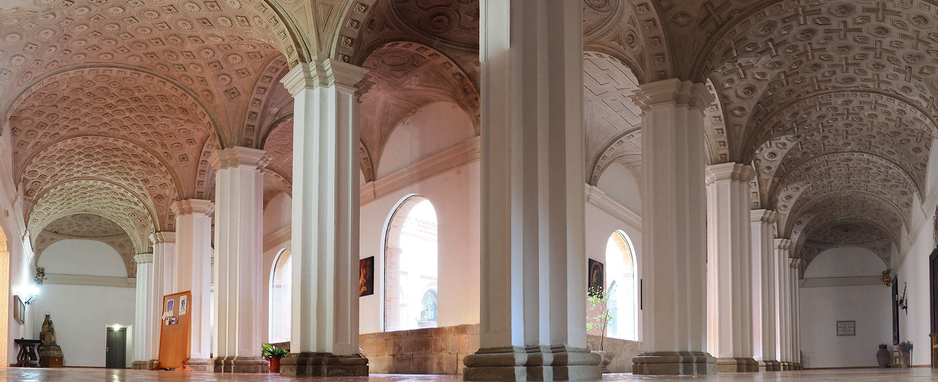 Claustro con doble con bóvedas de yeserías del Monasterio El Olivar