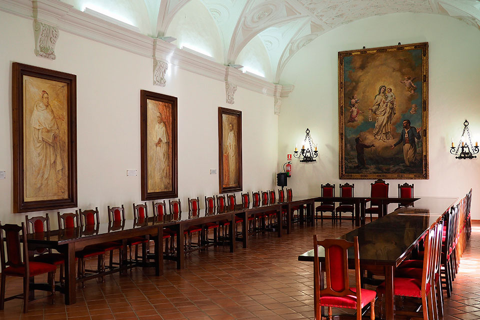 Sala capitular con amplia mesa y cuadros originales de Nati Cañada