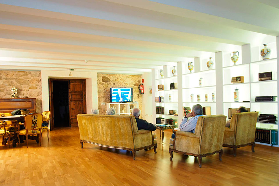 Sala de Huéspedes con biblioteca, televisión y piano para coloquios y reuniones