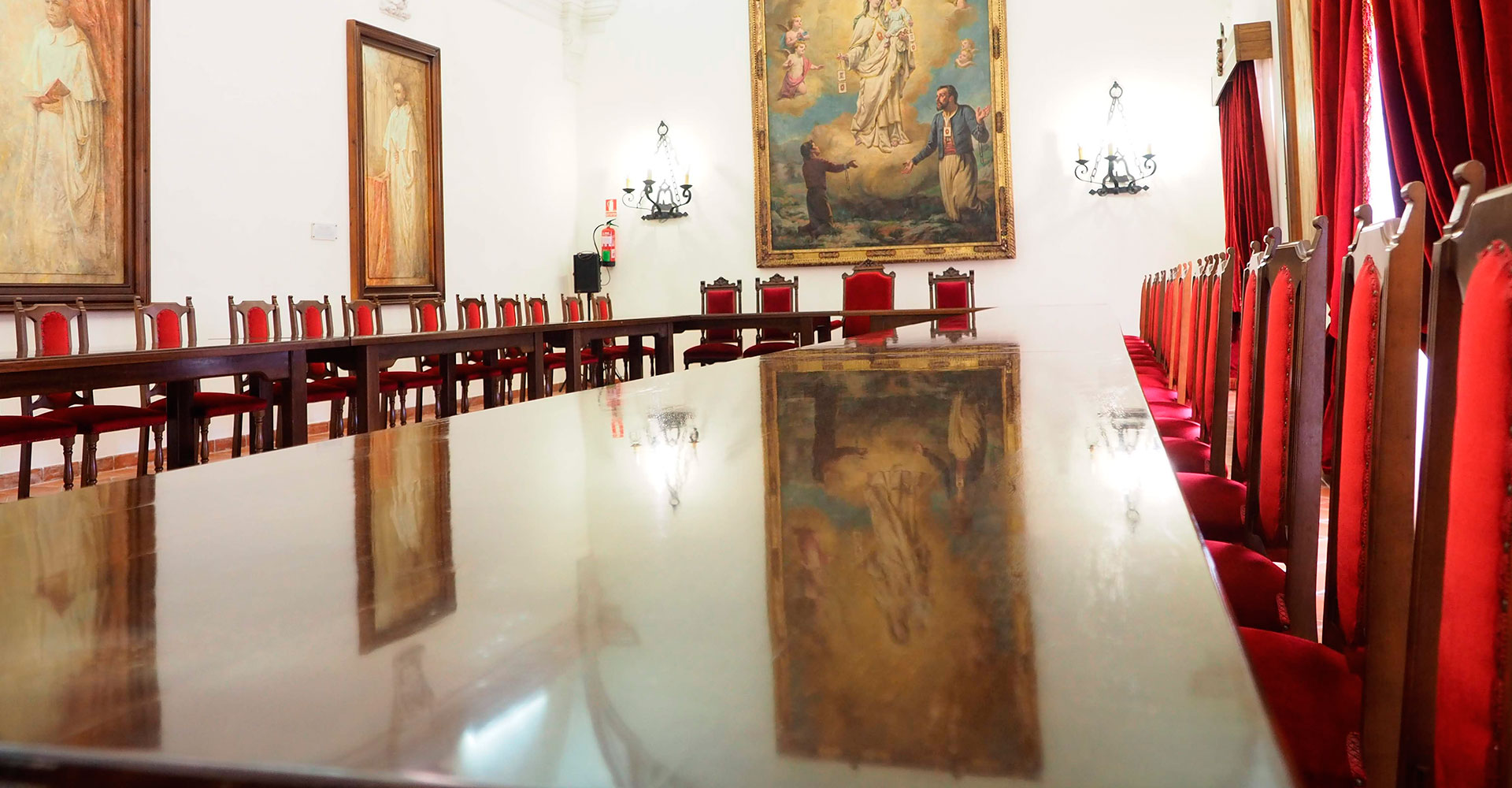 Amplia Sala de reunión del Monasterio El Olivar