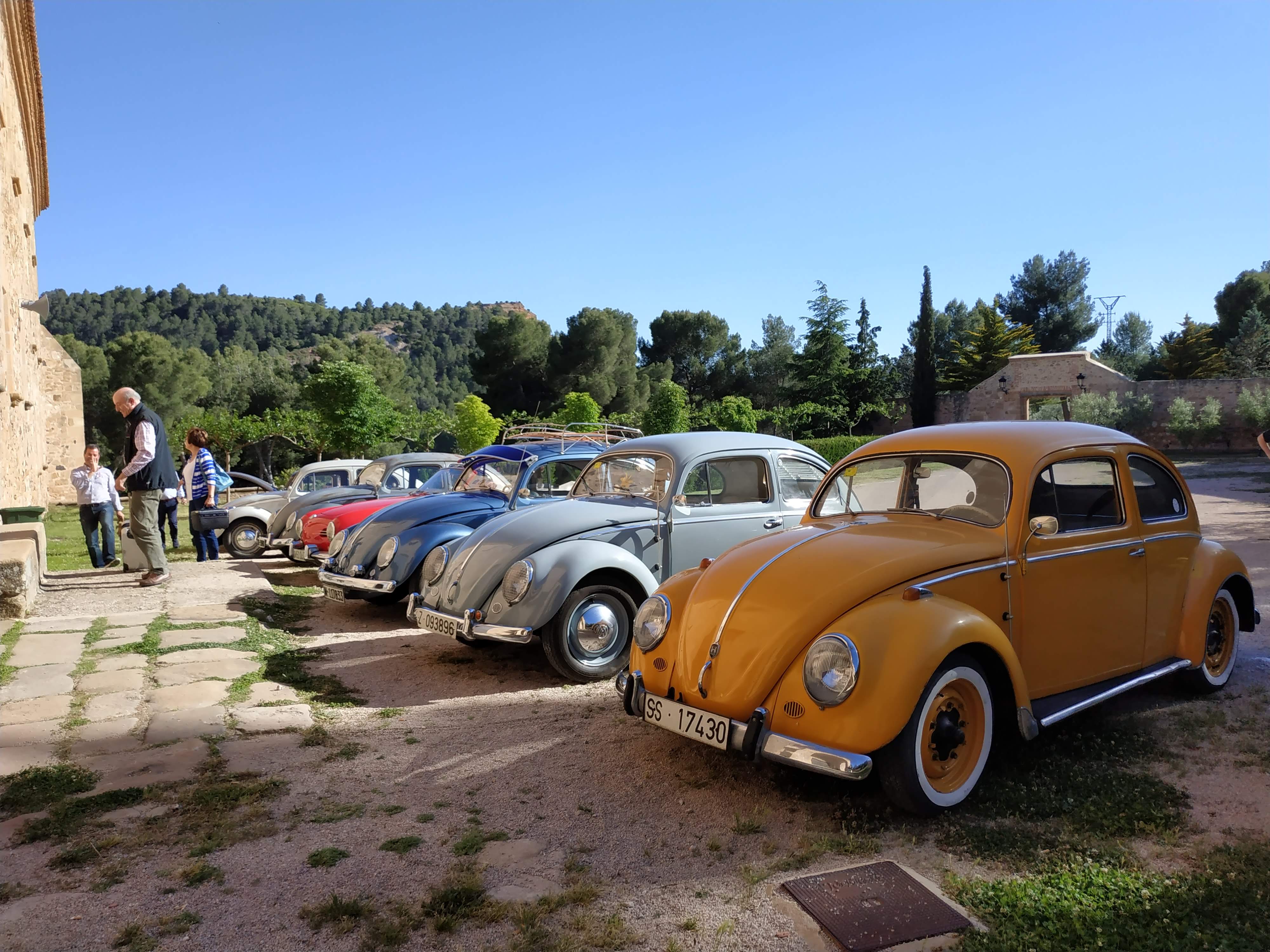 Volkswagen escarabajo oval 1957 aparcados en las puertas del Monasterio El Olivar