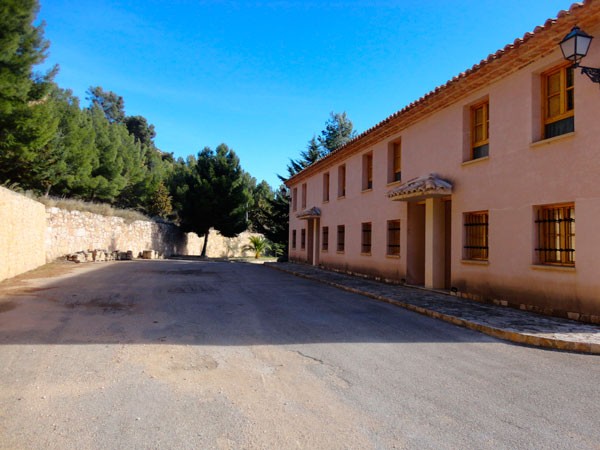 Entrada individual y zona de aparcamiento de los apartamentos del Monasterio El Olivar