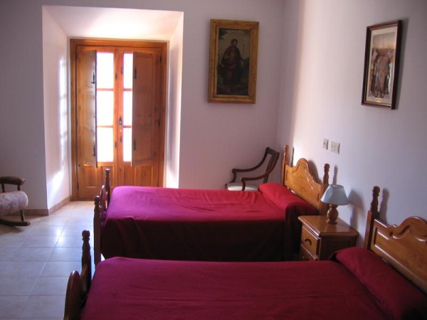 Habitación con dos camas de la Hospedería Monasterio El Olivar